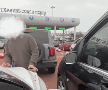 ​奔驰车男子插队砸车 警方：行拘10日，插队惹祸！