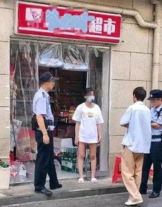 ​超市老板娘疑因衣着暴露被举报，超市已暂停营业