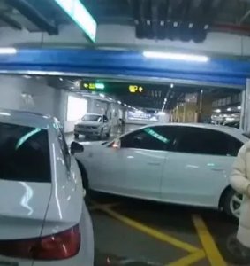 ​安徽两男子同年同月同日生开同品牌车相撞，车主：准备拜把子