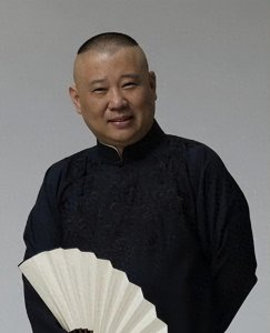 ​50岁郭德纲全家定居天津，德云社也转移阵地，一家四口很幸福