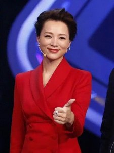 ​“央视一姐”董卿：嫁富豪丈夫，被曝赴美生子，如今儿子成她骄傲