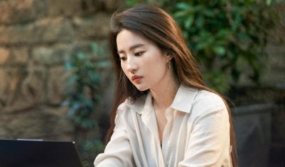 ​刘亦菲新剧《玫瑰的故事》播出，网友却对本剧监制陈金飞产生兴趣