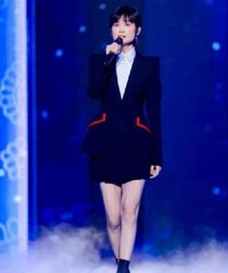 ​轮椅出行，不能躺下，41岁患“不死癌症”的李宇春，现状如何呢？