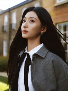 ​胡连馨：00 后顶流小花的「资源咖」争议与逆袭困局