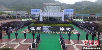 ​浙江两警员为群众挡枪中弹牺牲 各界人士冒雨悼念