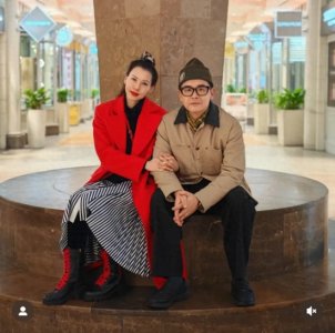 ​雷颂德移居英国做设计师，结婚18周年街边留影，妻子穿红袍好喜庆