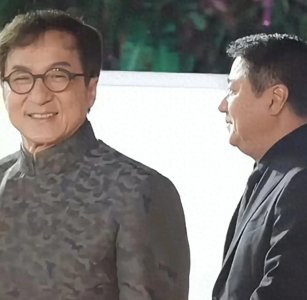 ​成龙终于接纳了自己的私生女吴卓林，并将她带回家。