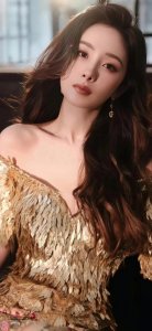 ​炸裂！杨幂一袭金色亮片露肩礼服，美出新高度