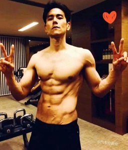 ​20位肌肉型男星大盘点，你们喜欢谁？还有一个班裸体