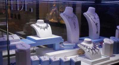 ​珠宝店无人光顾，老板却每天取走百万现金，问题出在哪里？