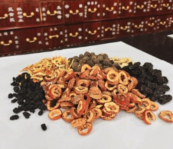 ​中药茶饮火了，不少年轻人开始去中医院买酸梅汤