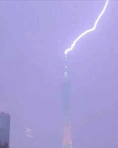 ​惊心动魄！闪电击中广州塔