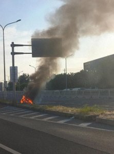 ​电动自行车突然起火黑烟蹿上天，十余位“朝阳群众”出手了
