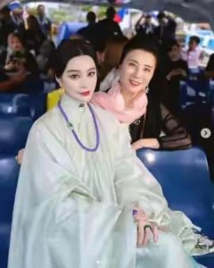 ​范冰冰封杀7年后晒母女照！69岁妈妈美如少女，网友：这基因绝了